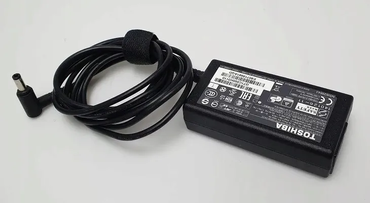 zasilacz-delta-19v-3-42a-65w-stan-opakowania-zastepcze