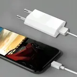 ladowarka-sieciowa-usb-1a-kostka-wtyczka-zasilacz-do-smartwatcha-aparatu-kolor-bialy