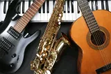 fototapeta-do-salonu-gitara-saksofon-3d-450x300-gama-kolorystyczna-biel-czern-odcienie-brazu-i-bezu-odcienie-pomaranczowego-odcienie-szarosci-i-srebra-odcienie-zoltego-i-zlota-wielokolorowe