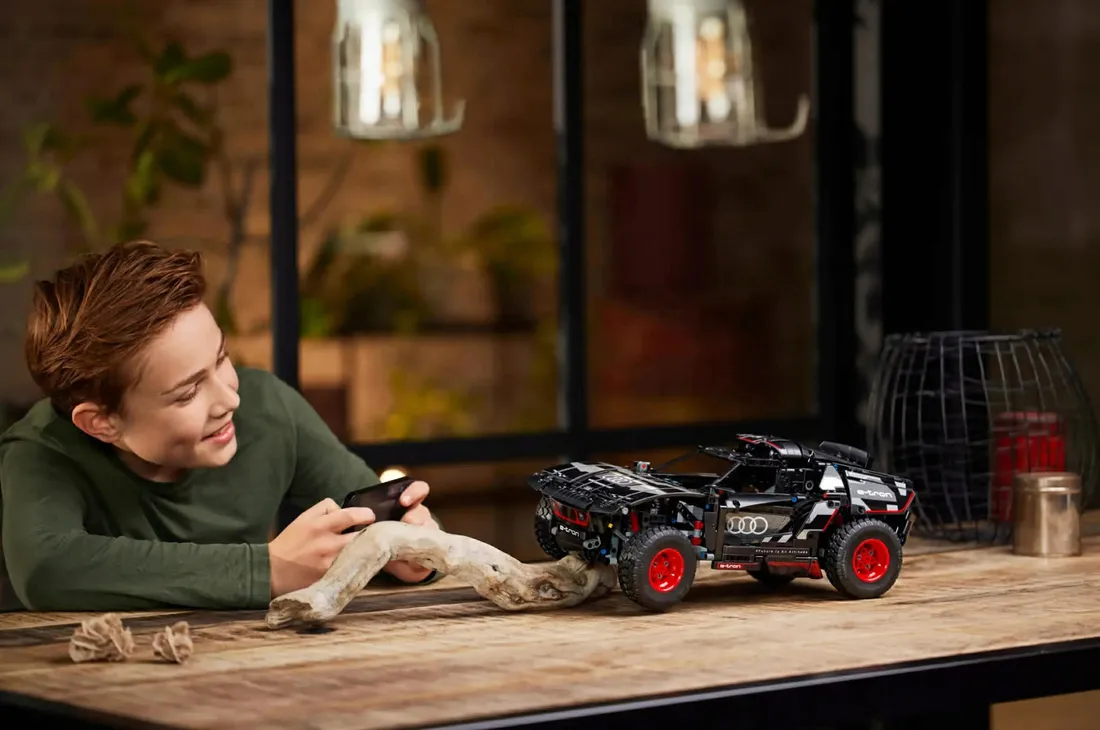 lego-technic-42160-audi-rsq-e-tron-samochod-914-elementow-10