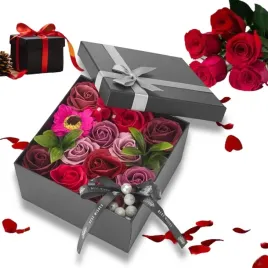 flowerbox-z-kwiatami-mydlanymi-prezent-pudelko-upominek-kwiaty-roze-mydlane