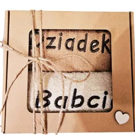 prezent-dla-babci-i-dziadka-reczniki-zestaw-haft-na-dzien-z-haftem-kosz