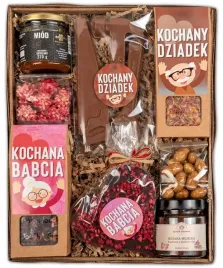 prezent-na-dzien-babci-i-dziadka-zestaw-slodyczy-kosz-prezentowy-herbaty