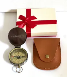 kompas-z-grawerem-retro-mosiezny-w-etui-prezenty-na-walentynki-pudelko