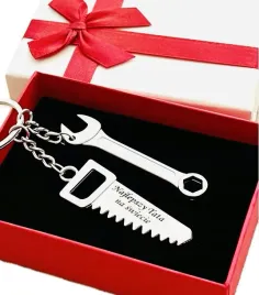 prezent-dla-taty-na-urodziny-brelok-z-grawerem-dla-ojca-mlotek-narzedzia