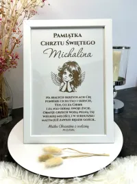 personalizowana-pamiatka-chrztu-swietego-w-bialej-ramie-ilustracja-aniolk