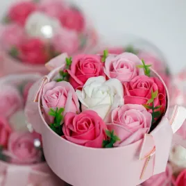 bukiet-kwiatow-mydlanych-w-pudelku-flowerbox-koszyk-b-2938
