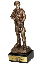 statuetka-odlewana-zolnierz-25-cm-grawer-gratis