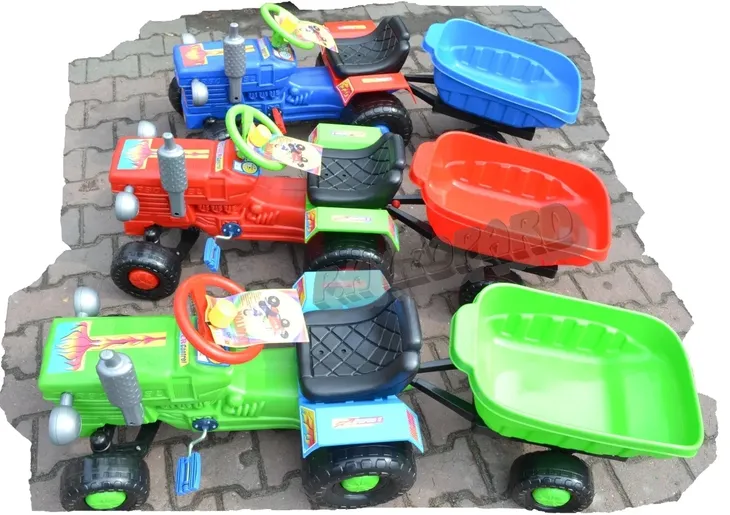 solidny-traktor-traktorek-na-pedaly-samochod-kask-wiek-dziecka-3-lata