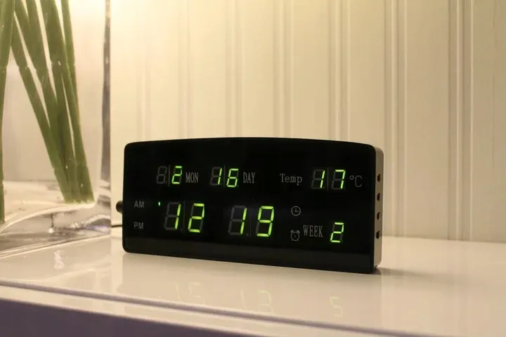 zegar-scienny-cyfrowy-led-scienny-data-temperatura-stan-nowy