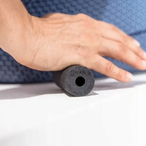 blackroll-mini-flow-roller-walek-do-masazu-blue-material-dominujacy-pianka