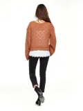 sweter-z-ozdobnym-azurowym-splotem-kolor-brazowy