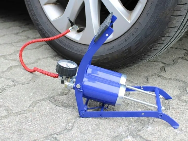 pompka-nozna-dwutlokowa-z-manometrem-carcommerce-cisnienie-maksymalne-7-bar