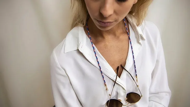 lancuszek-do-okularow-curacao-kolor-dominujacy-zloty
