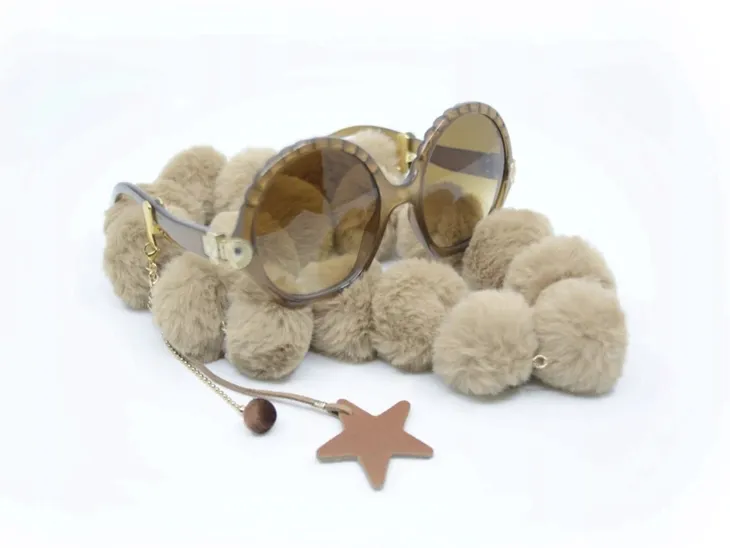 lancuszek-do-okularow-snowy-cords-beige-kolor-dominujacy-zloty