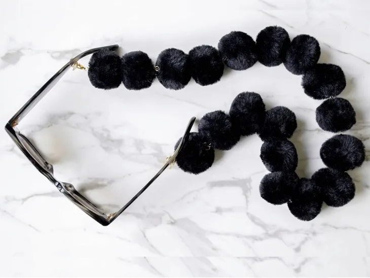 lancuszek-do-okularow-snowy-cords-black-kolor-dominujacy-zloty