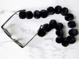 lancuszek-do-okularow-snowy-cords-black-kolor-dominujacy-zloty