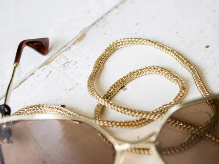 lancuszek-do-okularow-tiny-c-gold-strap-marka-sunny-cords