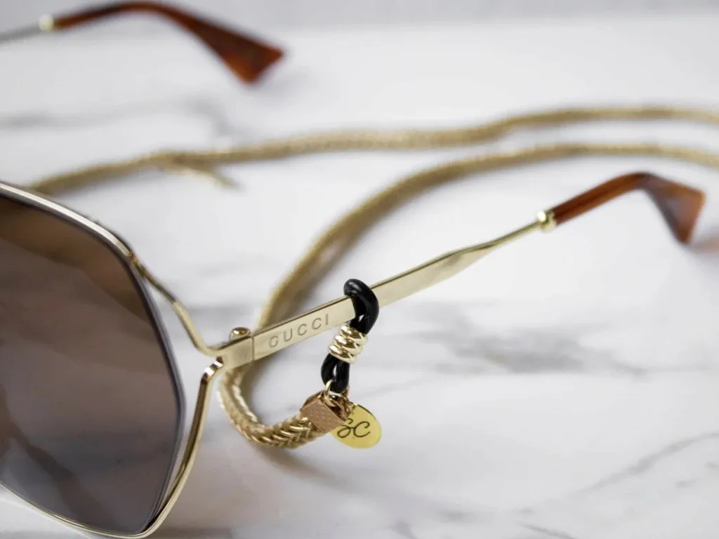 lancuszek-do-okularow-tiny-c-gold-strap-stan-nowy