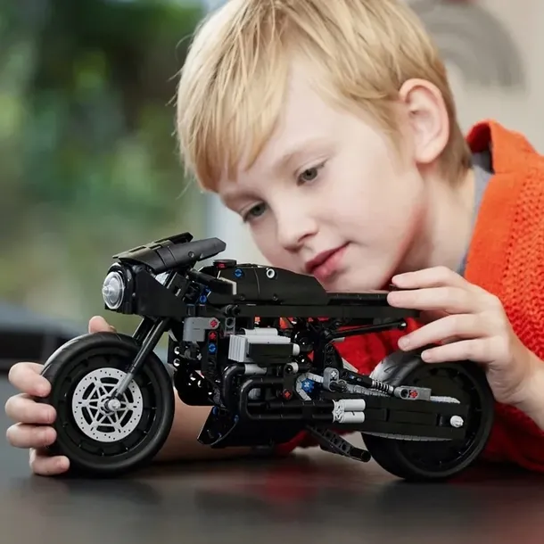 lego-technic-batman-batmotor-42155-bohater-batman