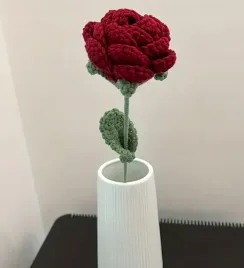 kwiat-szydelkowany-sztuczna-roza-czerwona-szydelkowana-prezent-walentynkowy