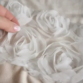 poszewka-welurowa-40x40-cm-3d-roze-dekoracyjna-elegancka-jasny-bez