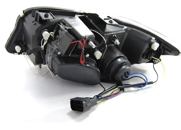 lampy-reflektory-do-bmw-e90-e91-od-2005-do-2008-roku-biale-ringi-ccfl-wersja-europejska