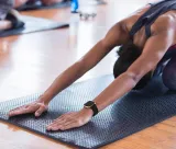 smartwatch-fitbit-versa-czarny-ksztalt-koperty-prostokatna