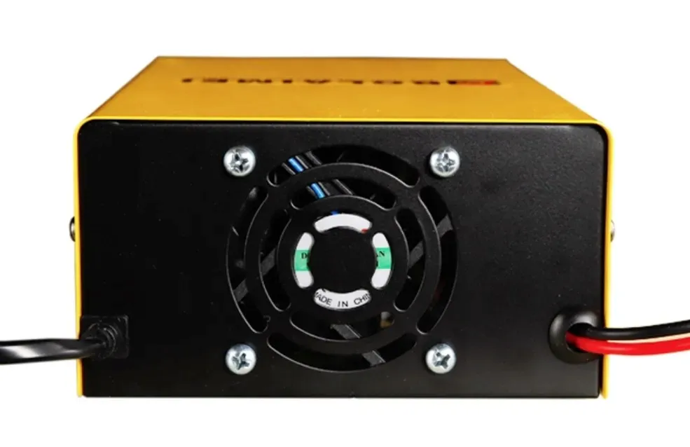 prostownik-samochodowy-do-akumulatorow-6v-12v