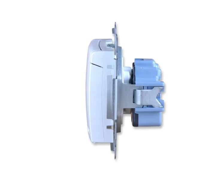 gniazdo-z-klapka-biale-z-uziemieniem-bryzgoszczelne-ip44-kontakt-simon-54