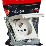 gniazdo-z-klapka-biale-z-uziemieniem-bryzgoszczelne-ip44-kontakt-simon-54