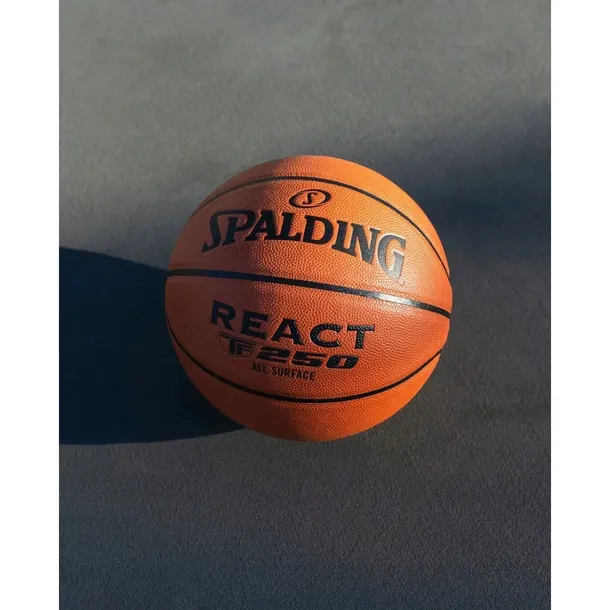 pilka-do-koszykowki-spalding-react-tf-250-r-7-kolor-dominujacy-czerwony