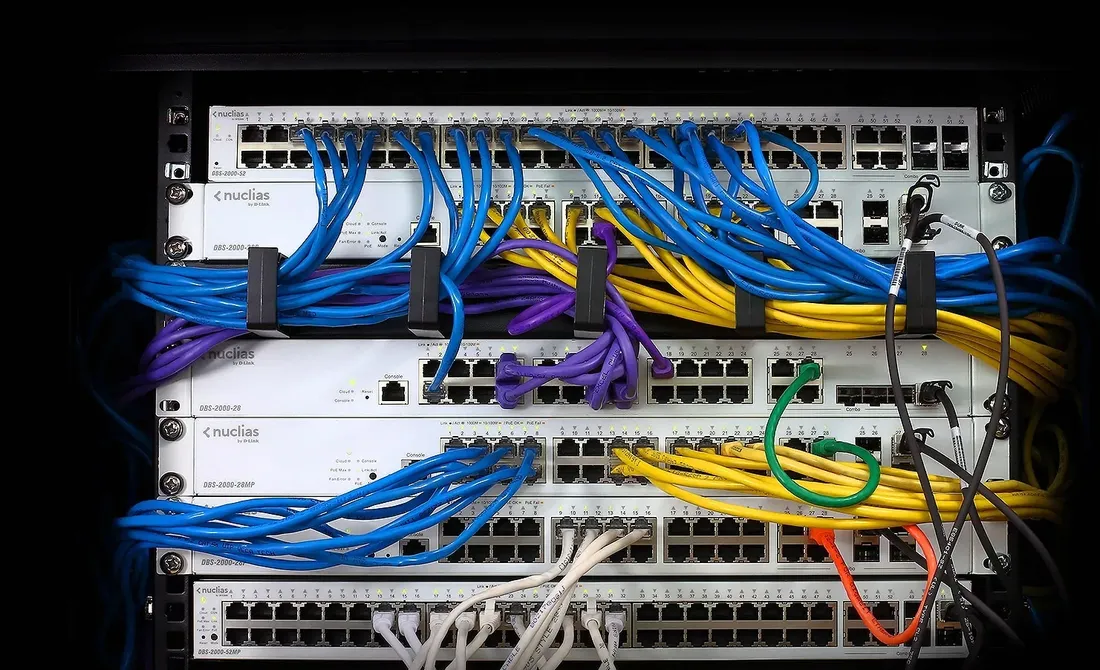 switch-4x1g-24-portowy-d-link-dbs-2000-28p