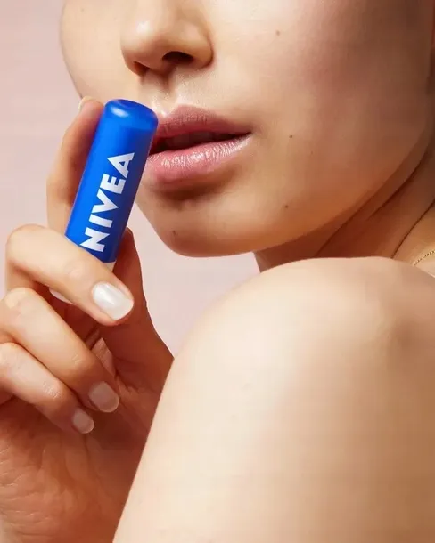 pomadka-ochronna-do-ust-nivea-original-care-marka-nivea