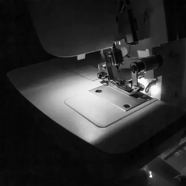 maszyna-do-szycia-owerlok-domowy-overlock-4-nitkowy-singer-s0105-gratisy-stan-nowy-kod-producenta-singer-s0105