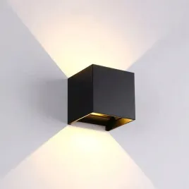 prosta-nowoczesna-lampa-scienna-led-czarna-przezroczysta-kwadratowa