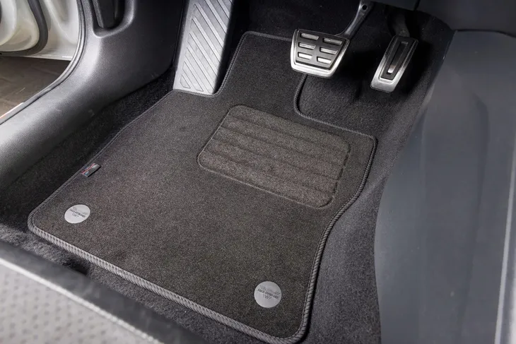 opel-combo-e-2os-2018-wycieraczki-welurowe-stan-nowy-liczba-elementow-komplety