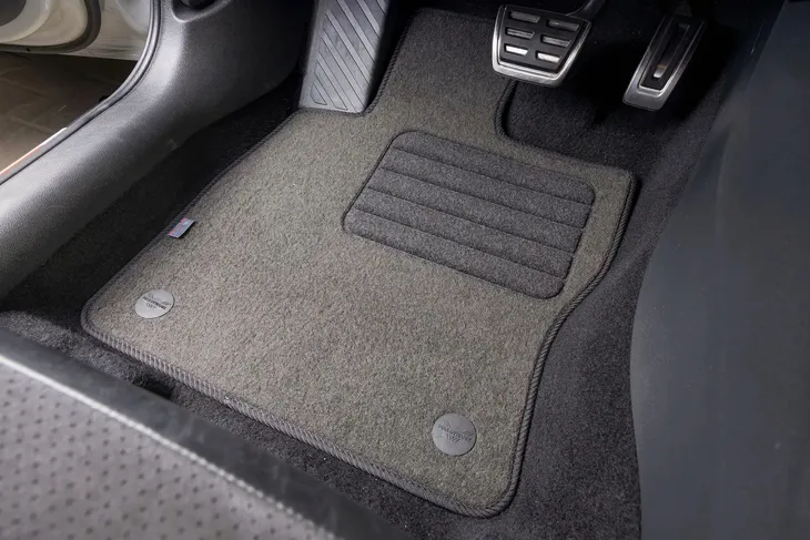 opel-combo-e-2018-wycieraczki-welurowe-stan-nowy-liczba-elementow-komplety