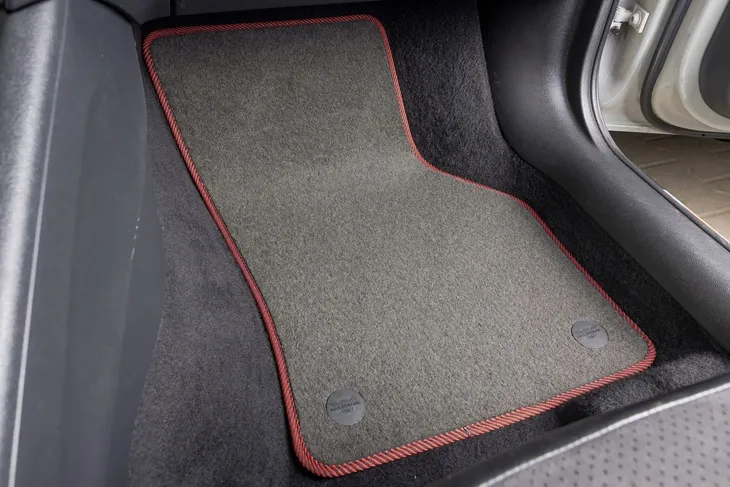 opel-combo-e-2018-wycieraczki-welurowe-stan-nowy-waga-z-opakowaniem-3-kg