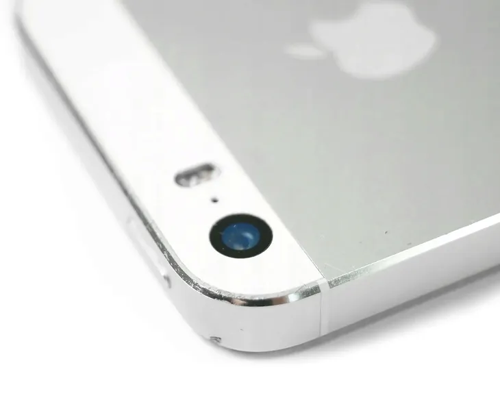 smartfon-apple-iphone-5s-kolory-bez-blokad-funkcje-aparatu-lampa-blyskowa-autofocus-zoom-nagrywanie-wideo-wykrywanie-twarzy-zdjecia-seryjne-samowyzwalacz-cyfrowa-stabilizacja-obrazu-hdr