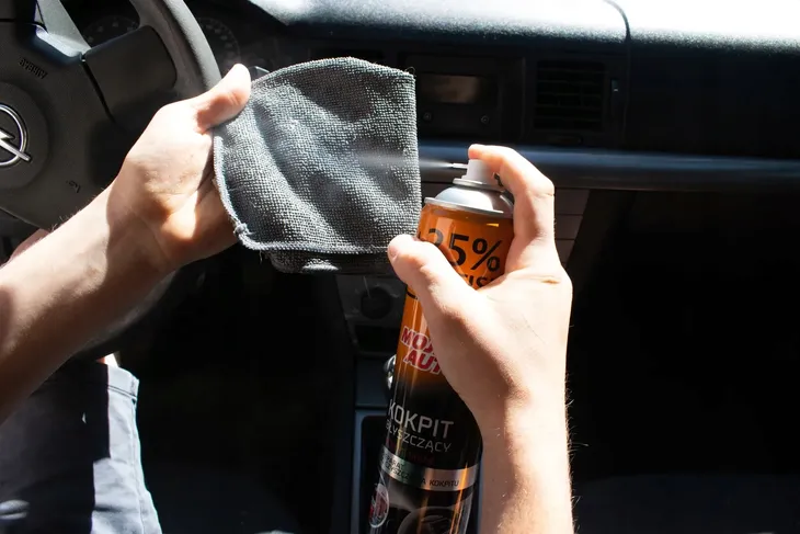 kokpit-blyszczacy-black-600-ml-stan-nowy-pojemnosc-opakowania-750-ml