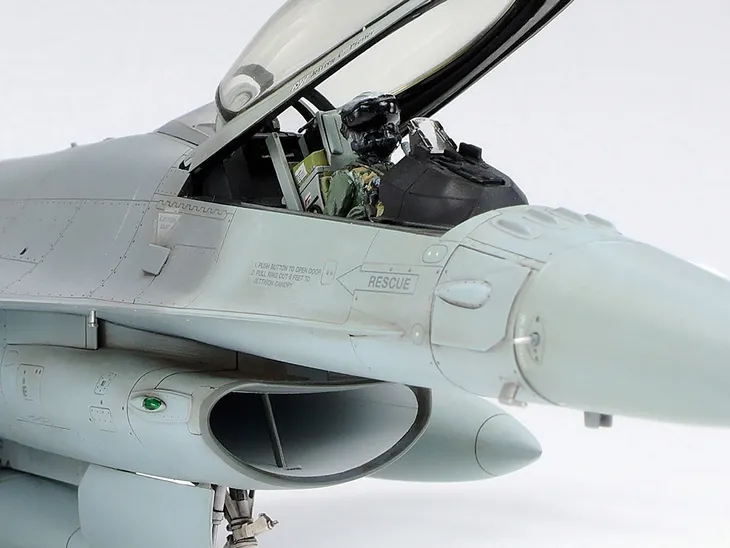 samolot-lockheed-f-16c-fighting-falcon-model-61101-tamiya-okres-po-ii-wojnie-swiatowej