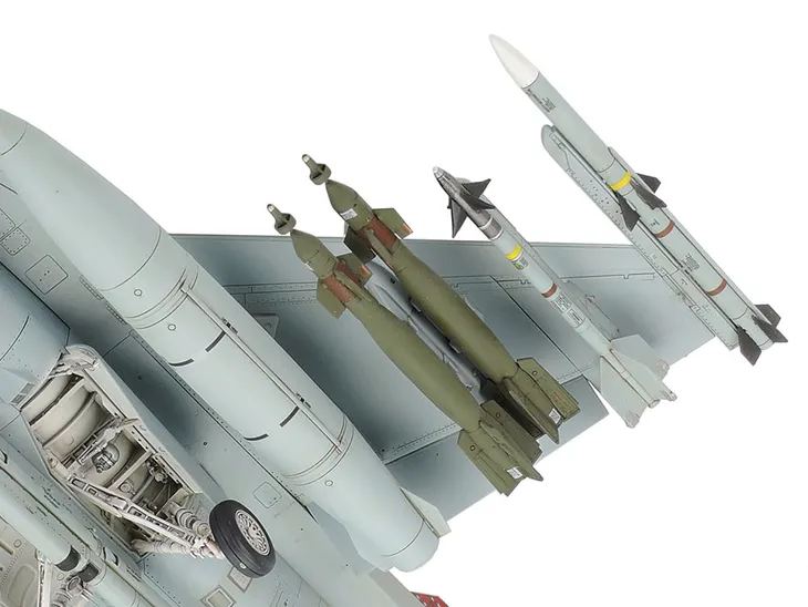 samolot-lockheed-f-16c-fighting-falcon-model-61101-tamiya-produkt-wprowadzony-do-obrotu-na-terenie-ue-przed-13-12-2024-tak