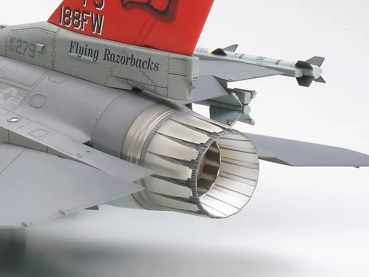 samolot-lockheed-f-16c-fighting-falcon-model-61101-tamiya-marka-tamiya-okres-po-ii-wojnie-swiatowej