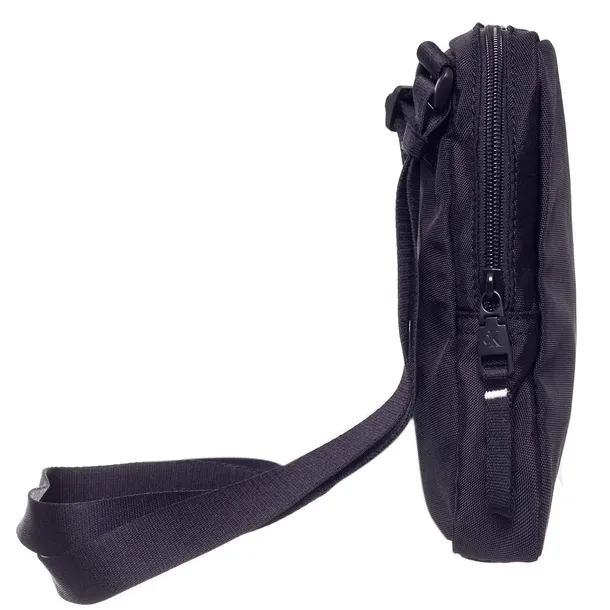 calvin-klein-torba-listonoszka-essentials-czarna-rodzaj-na-szyje