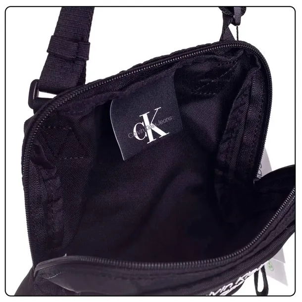 calvin-klein-torba-listonoszka-essentials-czarna-wzor-dominujacy-logo