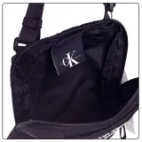 calvin-klein-torba-listonoszka-essentials-czarna-wzor-dominujacy-logo