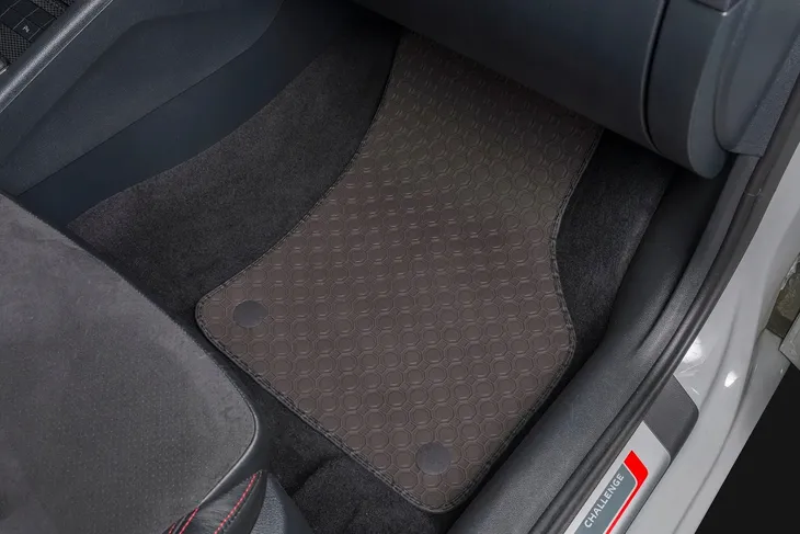 opel-combo-e-2018-wycieraczki-brazowe-informacje-dodatkowe-bezzapachowe-mocowania-w-zestawie