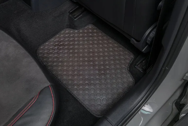 opel-combo-e-2018-wycieraczki-brazowe-stan-nowy-liczba-elementow-komplety