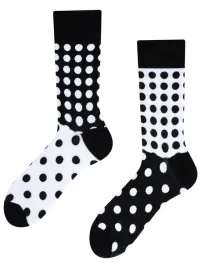 kolorowe-skarpety-czarno-biale-grochy-kropki-43-46